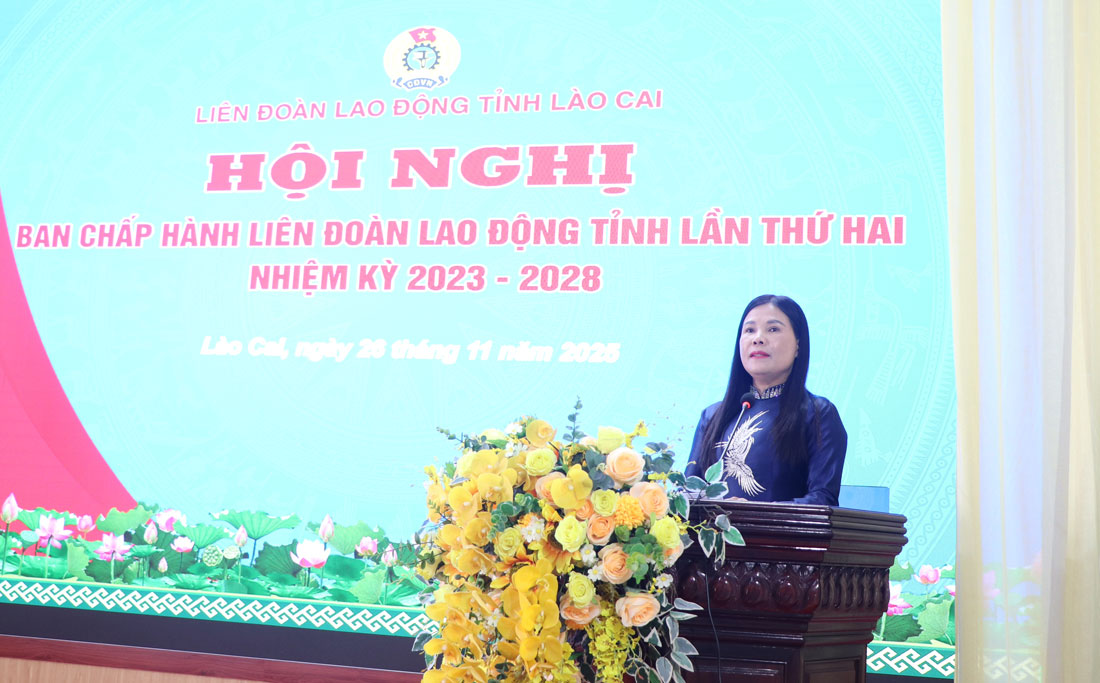 Tan Chu tich Lien doan Lao dong tinh Lao Cai Nguyen Thi Bich Nhiem phat bieu nhan nhiem vu. Anh: Bao Nguyen