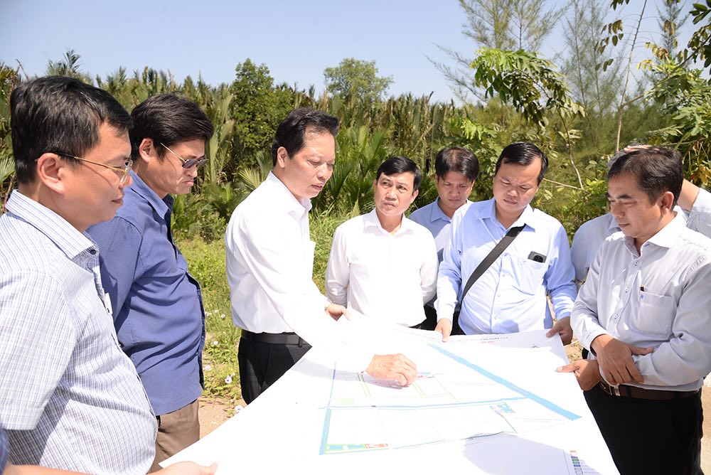 Ong Nguyen Thanh Dieu khao sat vung cong nghiep phia Dong cua tinh. Anh: Cong thong tin dien tu Dong Thap.