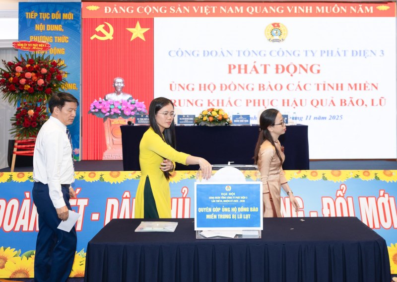 Cac dai bieu quyen gop ung ho dong bao mien Trung - Tay nguyen bi thiet hai do mua lu. Anh: Duc Long