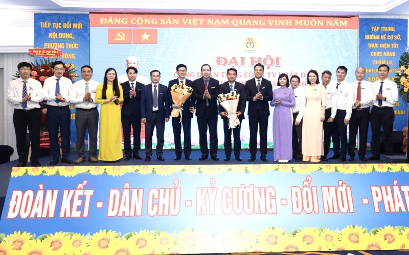 EVNGENCO3 Trade Union Executive Committee, term III, 2025-2030, launched the Congress. Photo: Duc Long