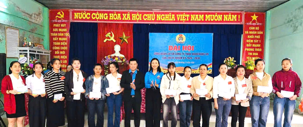 El Sindicato de la comuna de Dien Ban de Da Nang entrega regalos a miembros del sindicato y trabajadores afectados por las tormentas e inundaciones. Foto: Sindicato de Dien Ban.