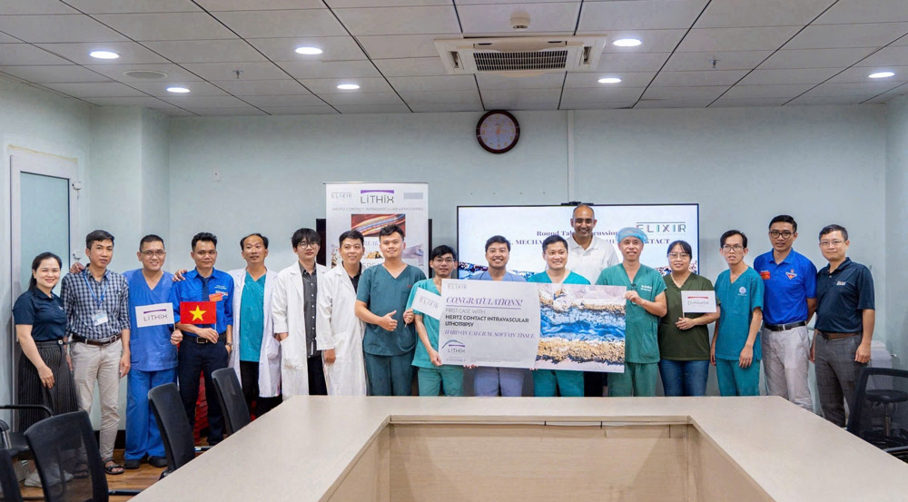 Kien Giang General Hospital is the first facility to successfully perform a coronary intervention using mechanical IVL lime-breaking balls in the Mekong Delta region. Photo: Provided by the hospital