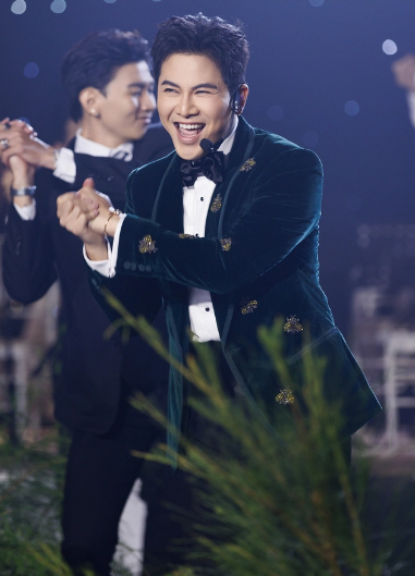 Mai Tien Dung hat tai dam cuoi cua A hau Che Nguyen Quynh Chau. Anh cat tu video