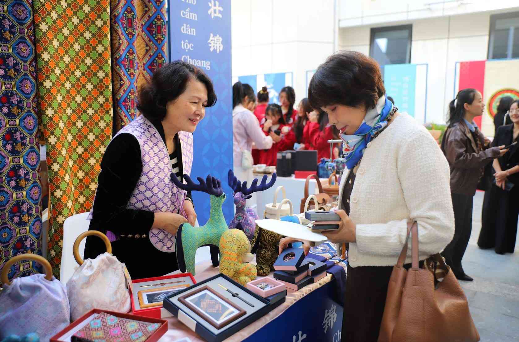 Visiteurs lors de la première journée de la Semaine culturelle du tourisme scientifique et technologique du Guangxi (Chine) à Hanoï.