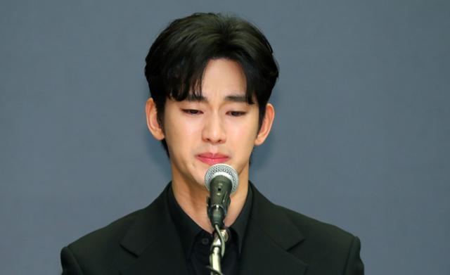 Kim Soo Hyun da mo hop bao phu nhan cao buoc hen ho voi Kim Sae Ron khi co la tre vi thanh nien. Anh: cat tu video