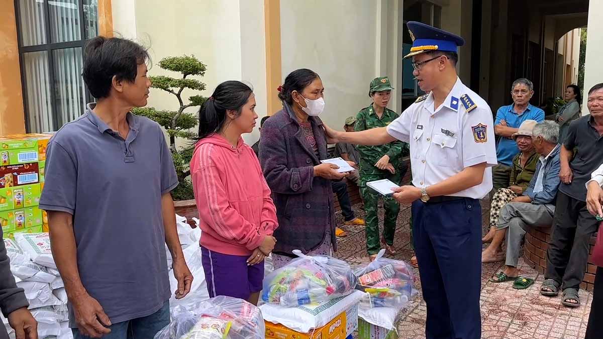 沿岸警備隊第3管区司令部が台風・洪水被災地の住民に贈り物を贈呈.