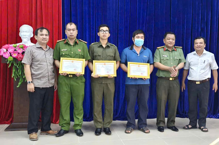 Tay Ninh省で窃盗犯が警察部隊を襲撃した疑いのある事件で勇敢な業績を上げた個人に表彰状と励ましの手紙を授与。写真:Dong Hoang