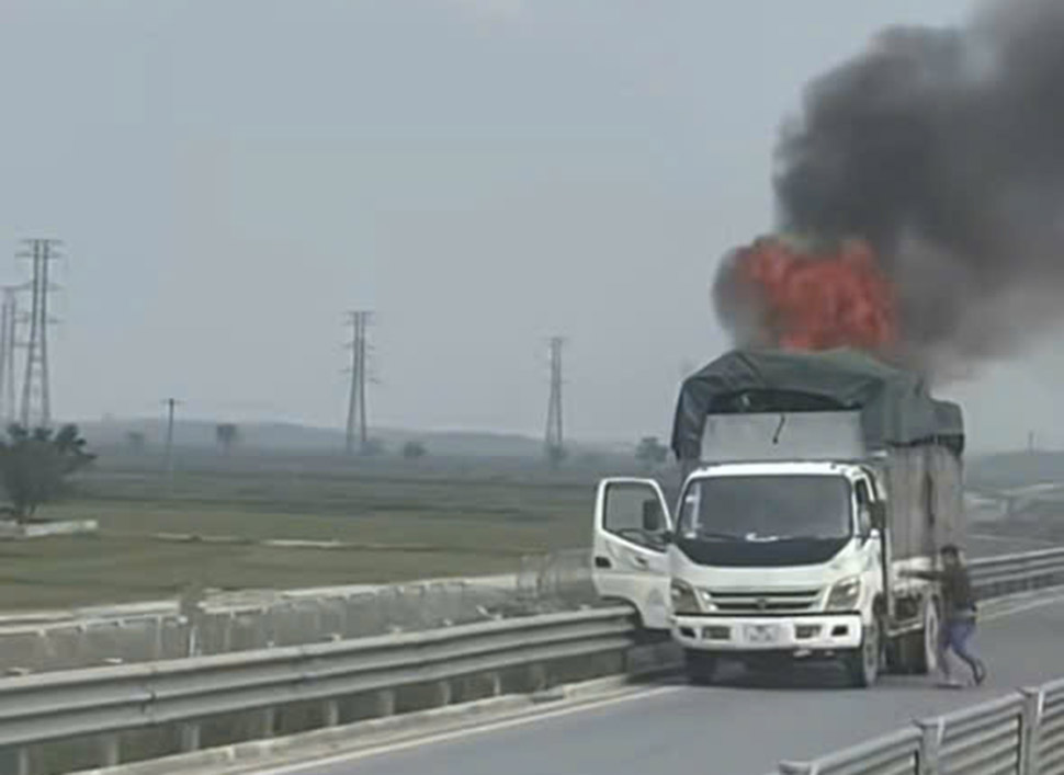 Un camion se incendia en la autopista Ham Nghi - Vung Ang. Foto: Hoang Anh.