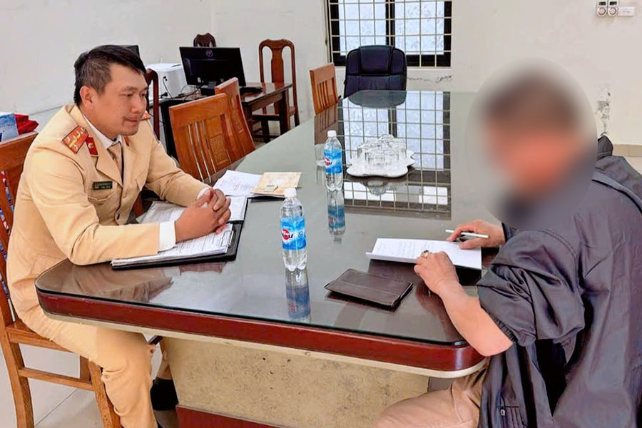 Tai xe khong nhuong duong cho xe uu tien bi xu phat. Anh: Cong an cung cap