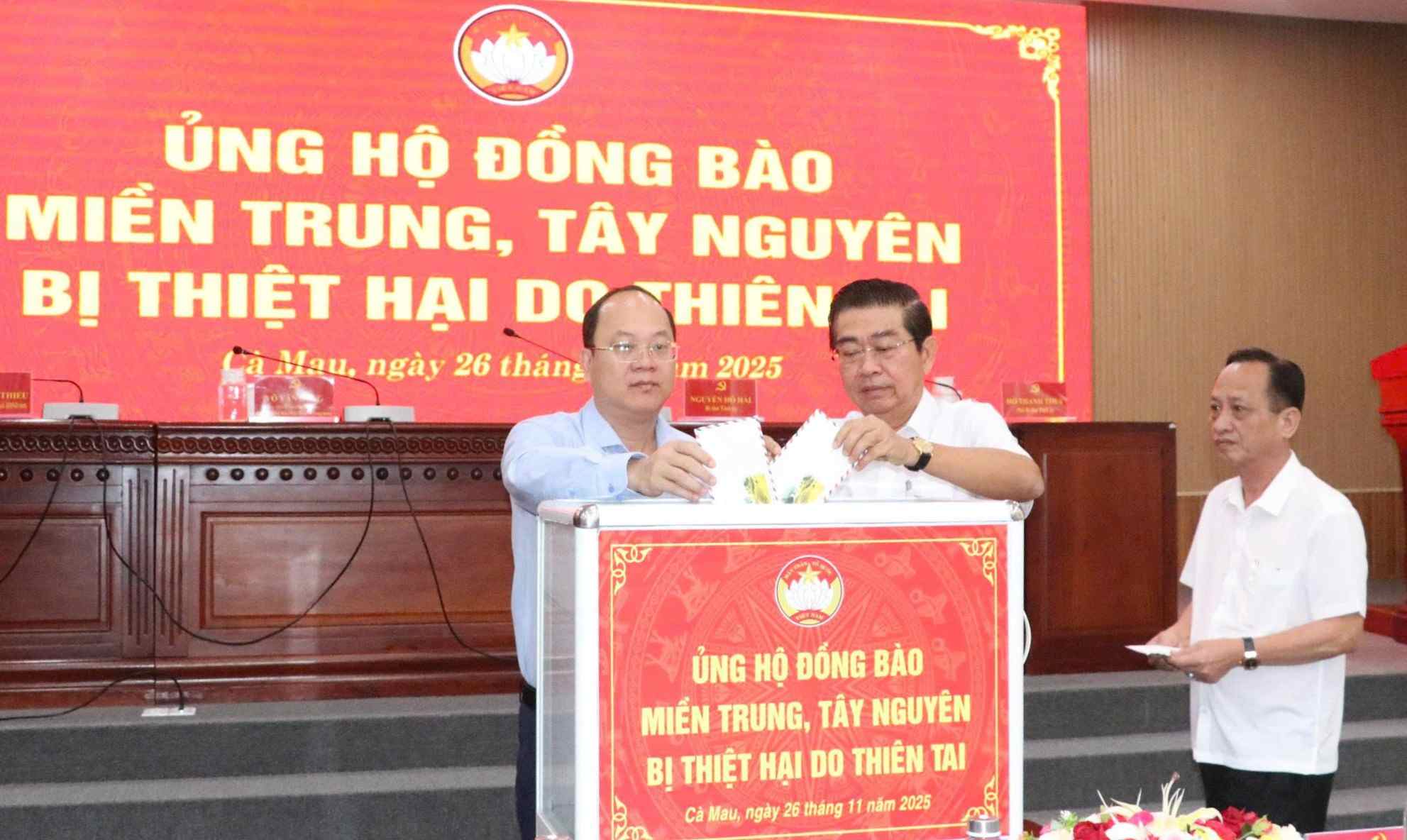 Trong khuon kho hoi nghi, Ban Thuong vu Tinh uy Ca Mau phat dong ung ho dong bao mien Trung, Tay Nguyen khac phuc thien tai.Anh: Nhat Ho