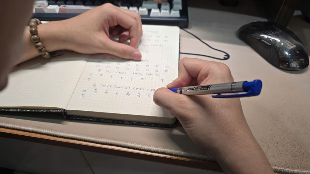 Parents should teach their children to always study and improve their knowledge even when they are grown up. Photo: Ba Hiep