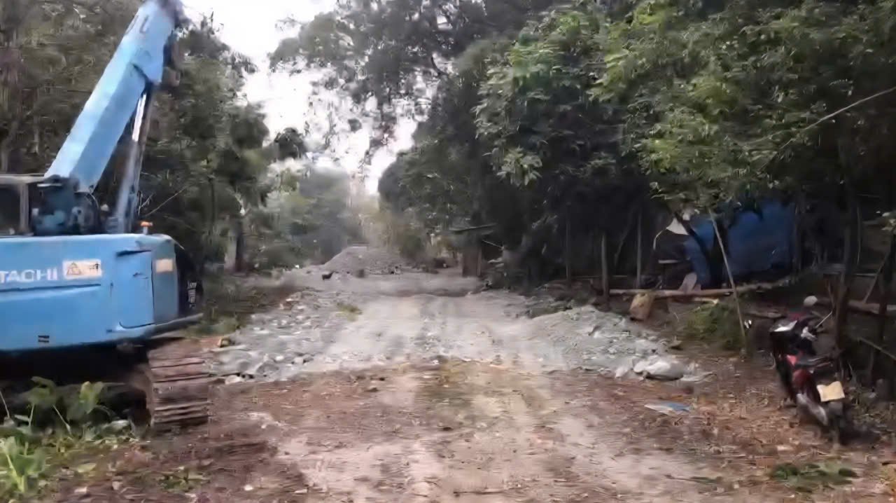 Hiện khối lượng đất đá gia đình bà Hạnh đã san lấp vẫn chưa được xử lý. Ảnh: Diệu Anh