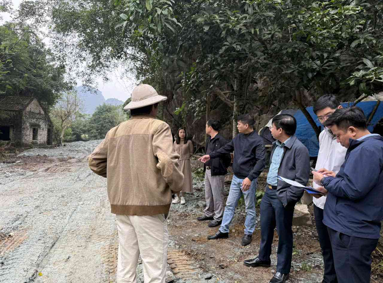 Lãnh đạo UBND phường Nam Hoa Lư trực tiếp kiểm tra hiện trường tại khu đất gia đình bà Hạnh đang san lấp. Ảnh: Diệu Anh