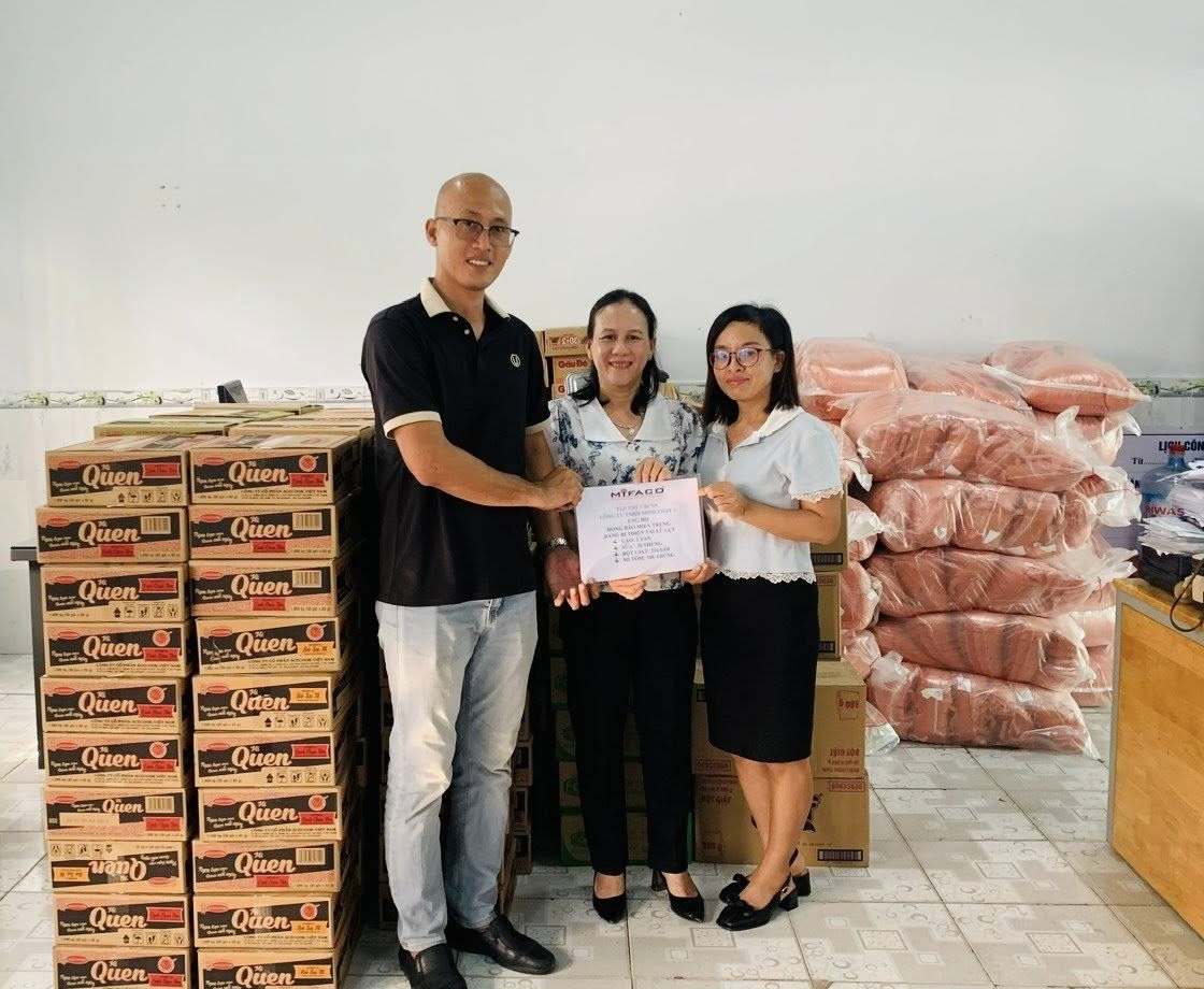 안푸동의 기초 노동조합은 홍수 피해 지역 동포를 지원하기 위해 생필품을 전달했습니다. 사진: 안푸동 노동조합