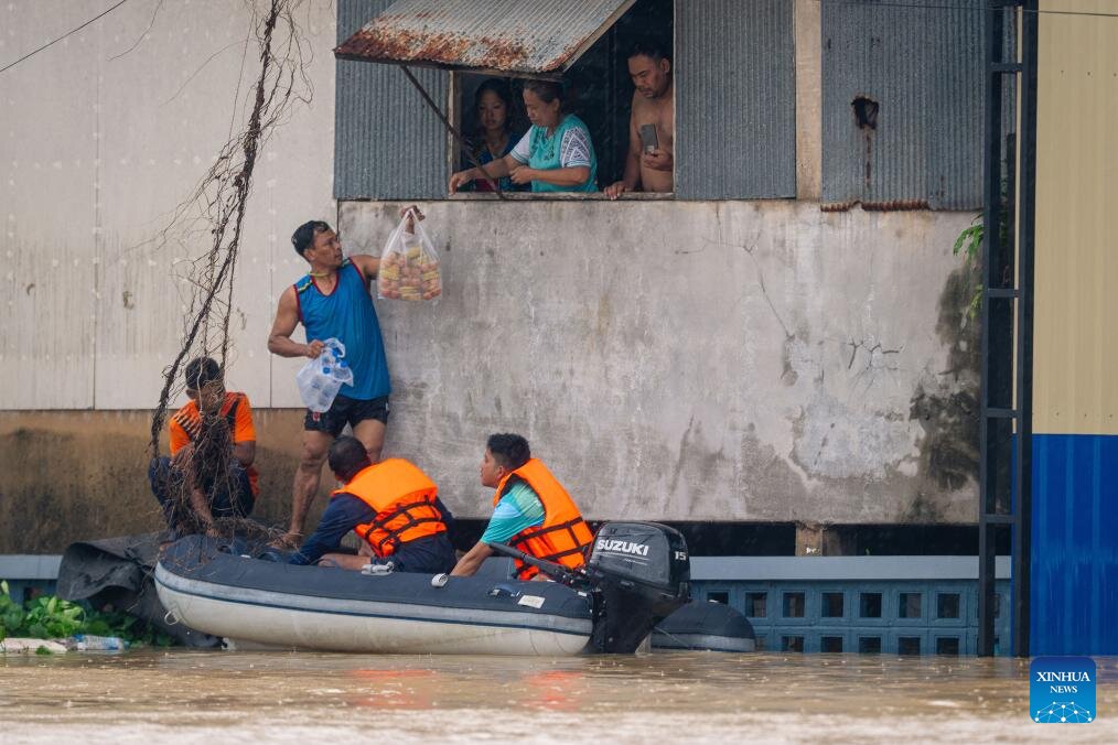 Nguoi dan bi mac ket nhan do tiep te tu luc luong cuu ho o ngoai o Hat Yai, tinh Songkhla, Thai Lan, ngay 25.11.2025. Anh: Xinhua