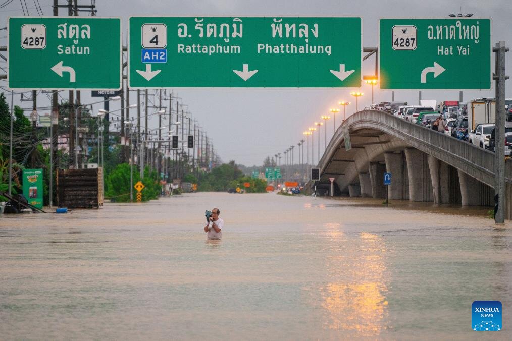 A man wade through floodwaters in the suburbs of Hat Yai, Songkhla province, Thailand, on November 25, 2025. Photo: Xinhua
