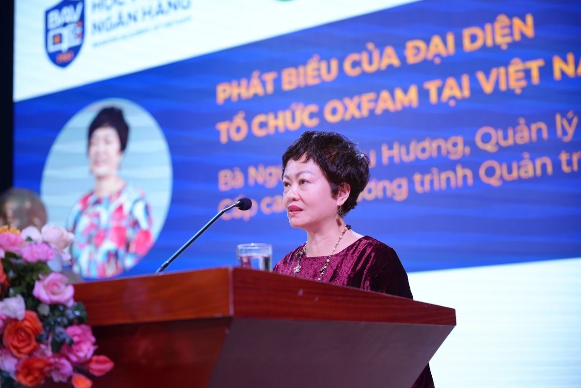 Ba Nguyen Thu Huong, Quan ly Chuong trinh Cap cao - Chuong trinh Quan tri tot, dai dien To chuc Oxfam tai Viet Nam phat bieu tai dien dan. Anh: BAV 