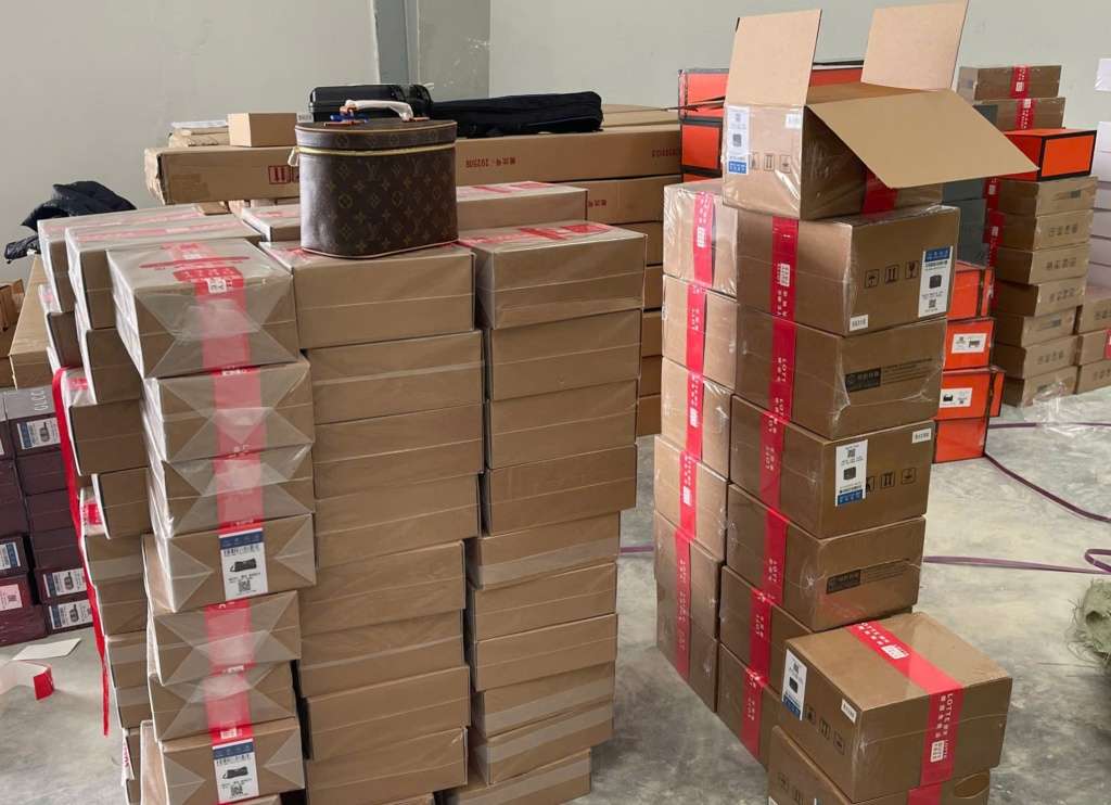 많은 가짜 상품이 발견되어 압수되었습니다. 사진: 세관국