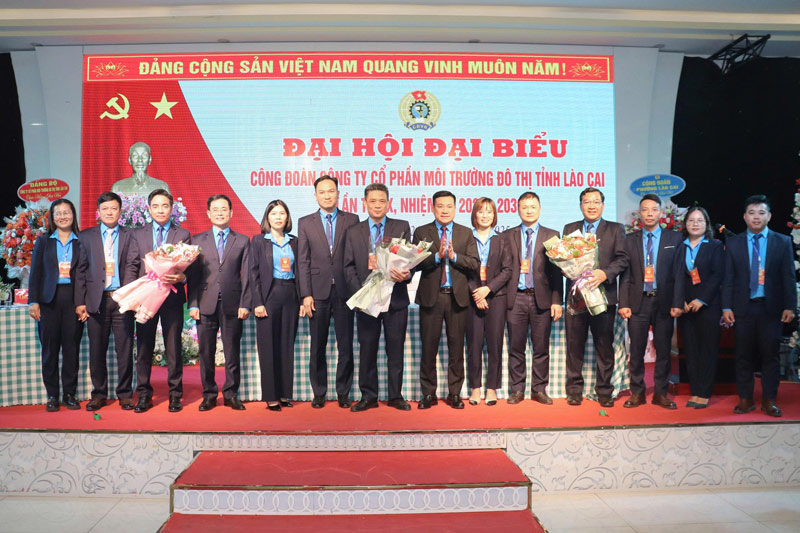 Tang hoa chuc mung ban chap hanh cong doan nhiem ky moi. Anh: Dinh Dai