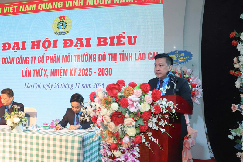 Lanh dao cong doan phuong Lao Cai tham du dai hoi cua Cong doan Cong ty Moi truong Do thi tinh. Anh: Dinh Dai