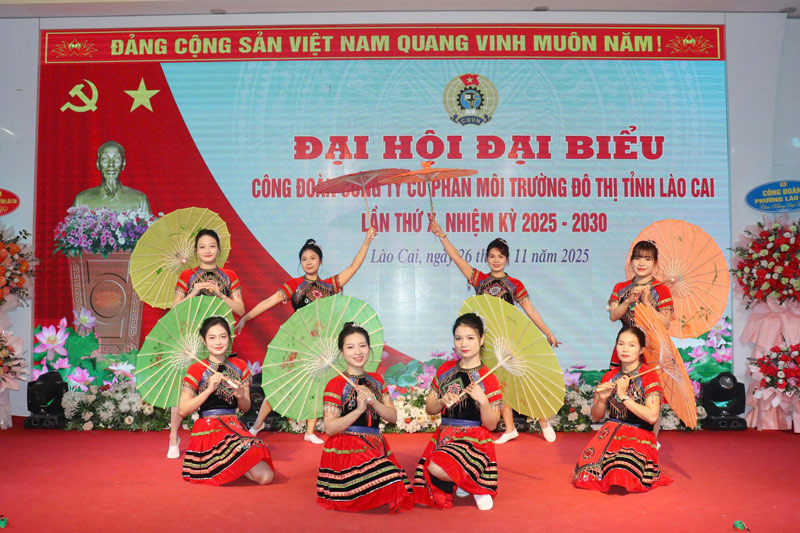 Hoat dong van nghe mung dai hoi cong doan. Anh: Dinh Dai
