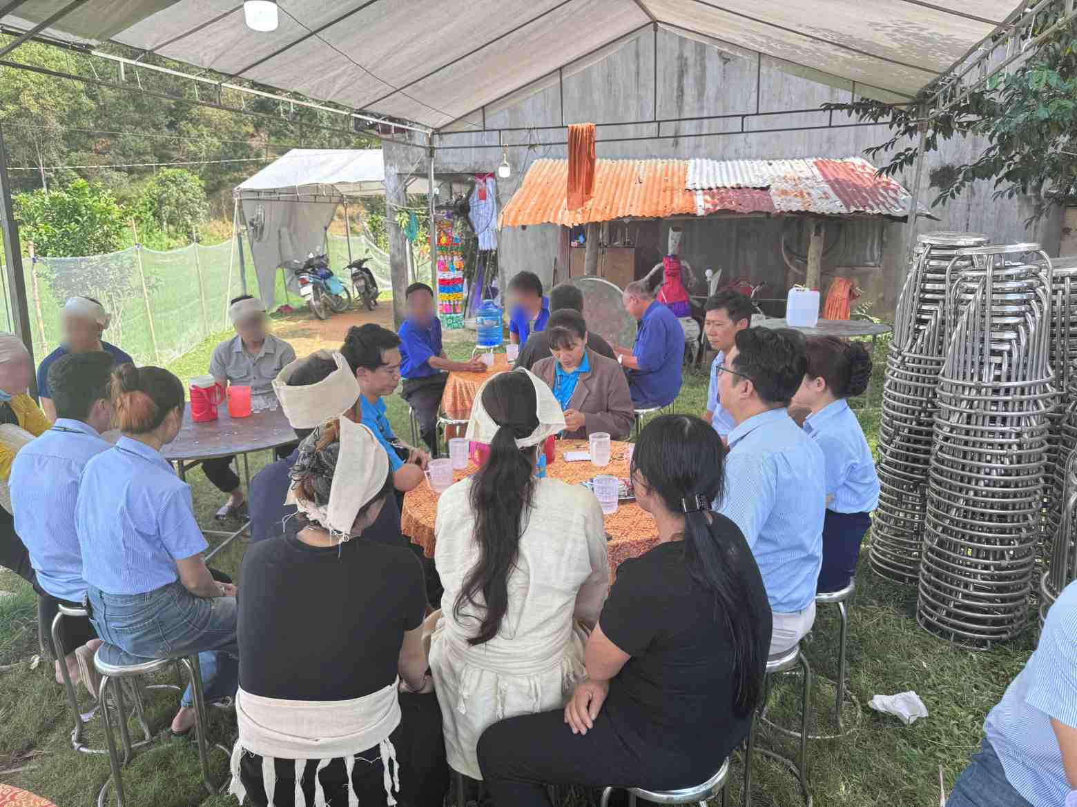 뉴 어패럴 파 이스턴 베트남 회사 노동조합 지부가 교통사고로 사망한 여성 조합원을 방문하여 지원하고 있습니다. 사진: 노동조합 제공