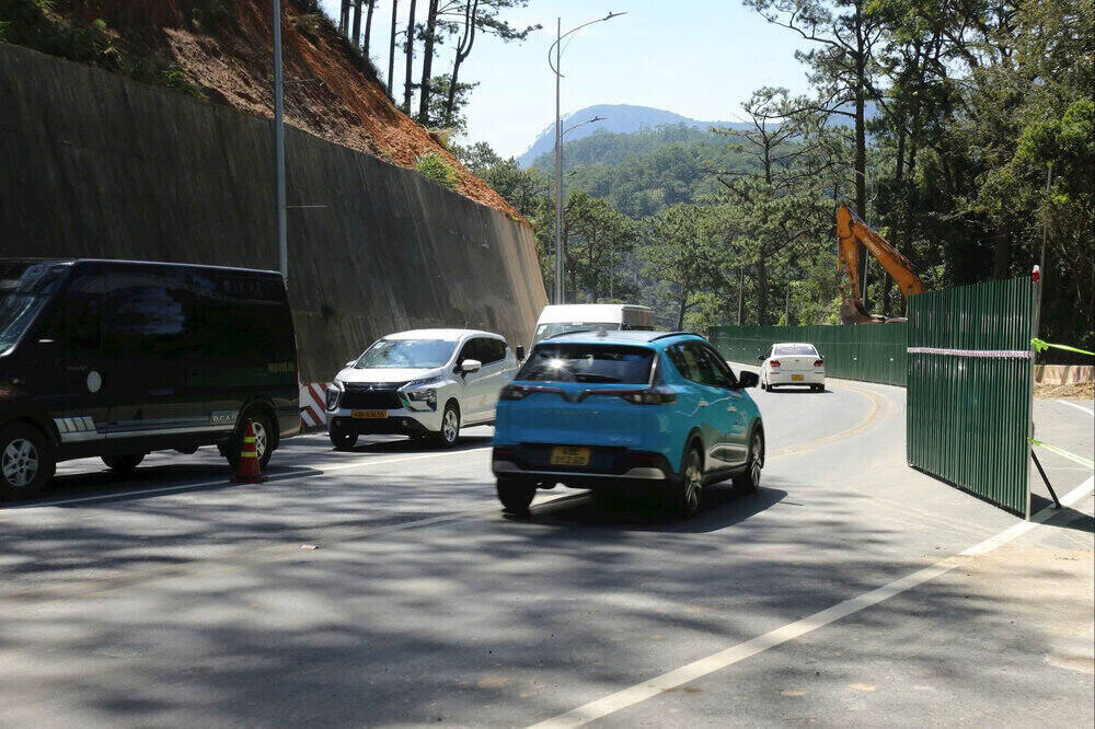 Cac phuong tien duoc luu thong qua deo Prenn tu 13h00 ngay 25/11. Ảnh: Hung To