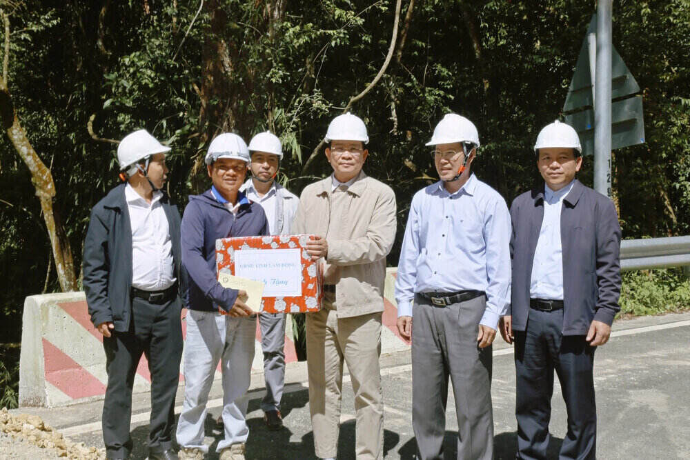 Chu tich UBND tinh Lam Dong tang qua dong vien can bo, ky su, cong nhan thi cong tai cong truong deo Prenn. Ảnh: Hung To 