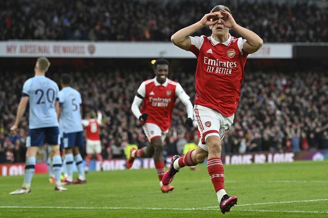 Trossard van luon duy tri cai duyen ghi ban cua minh trong mau ao Arsenal.  Anh: AFP