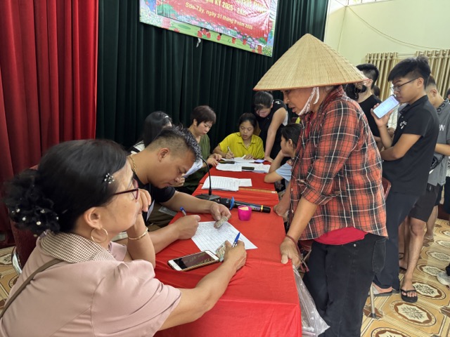 コミューン非専門職員の定年退職年齢条件は、住民が関心を寄せている質問です。写真:トゥイ・リン