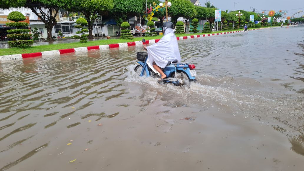 Ca Mau strengthens storm prevention against rain and high tides causing flooding in many places. Photo: Nhat Ho