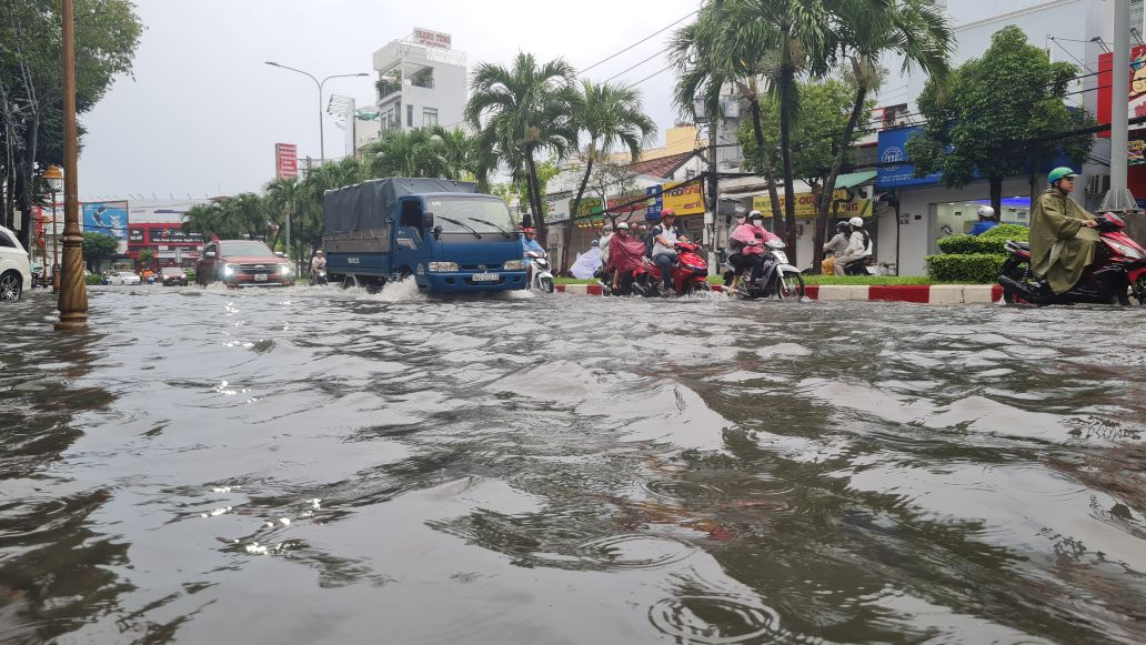 Ca Mau thuong xuyen ngap khi mua lon, trieu cuong dang cao. Anh: Nhat Ho