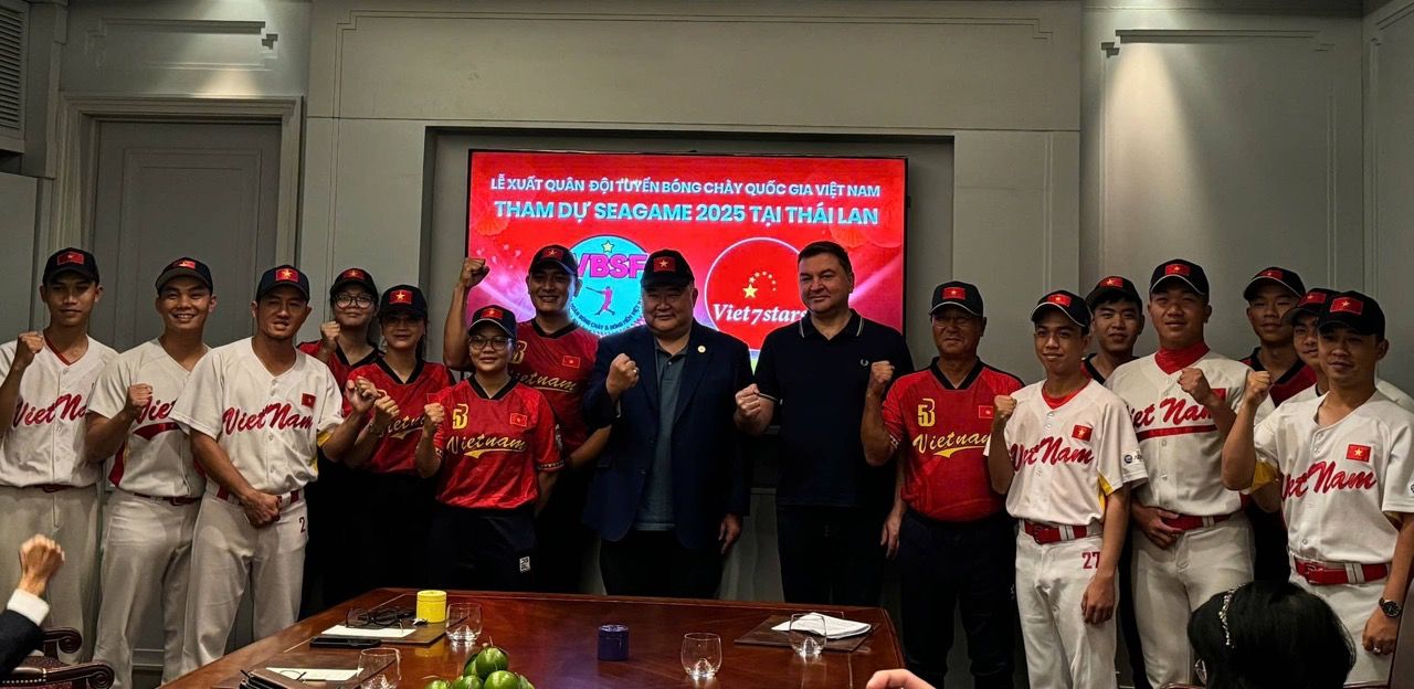 Baseball athletes attending the departure ceremony. Photo: Mai Anh.
