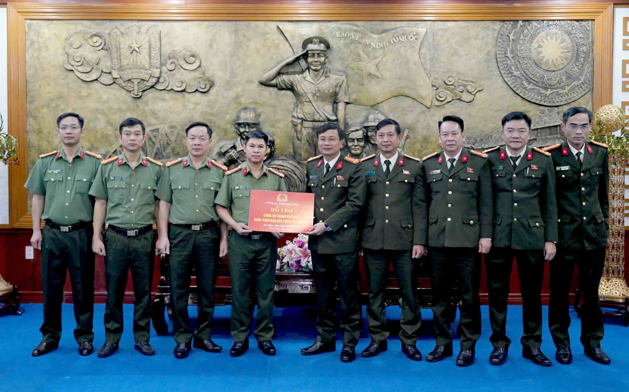 Phu Tho Police support Hue Police to overcome floods. Photo: Hue City Police