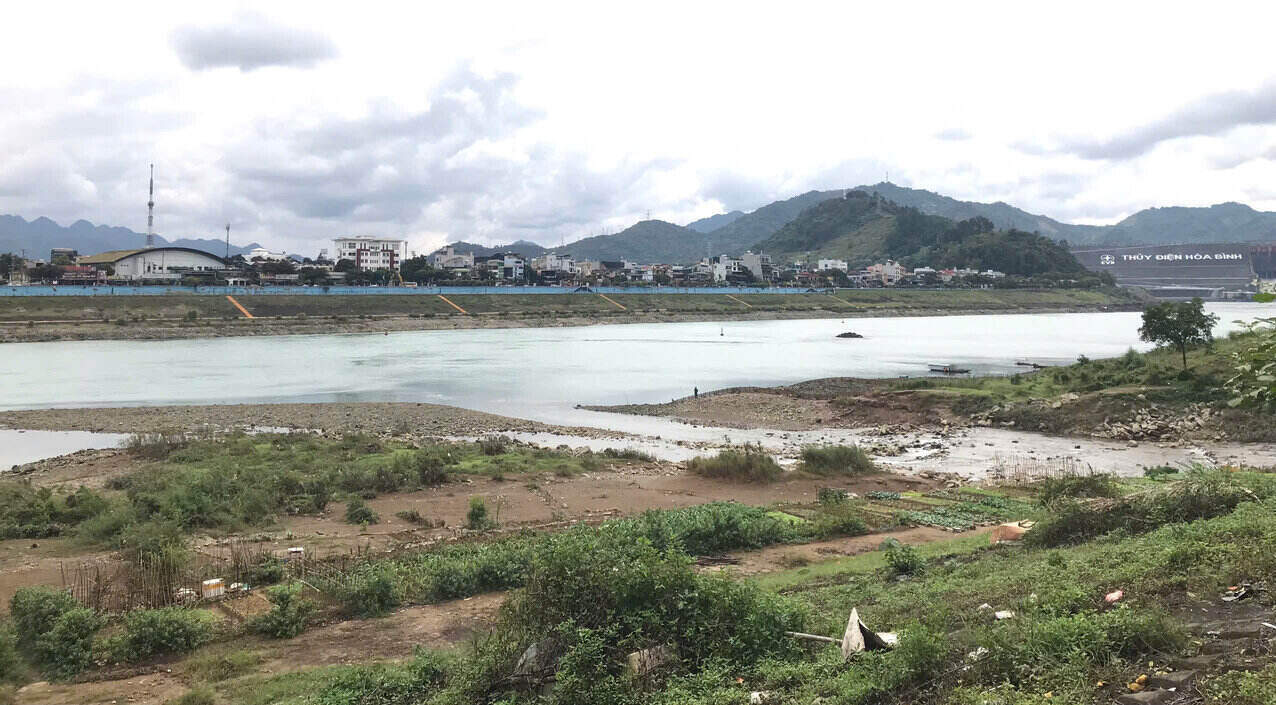 Sau khi dong cua xa day, muc nuoc ha luu dap Thuy dien Hoa Binh giam nhanh. Anh: Yen San