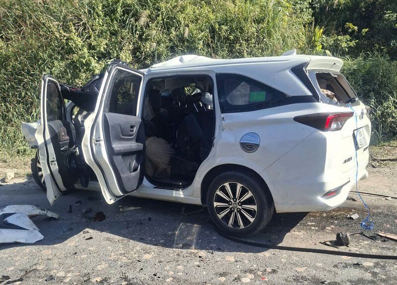 Dau xe 7 cho nat tuom sau vu tai nan. Anh: DVCC