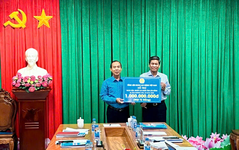 Mr. Huynh Thanh Xuan - Vice President of the Vietnam General Confederation of Labor (left) presented support to union members and workers in Lam Dong affected by floods in 2025. Photo: Le Hung