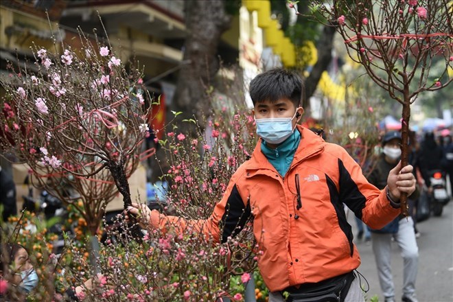 Information related to salaries and Tet bonus plans this year has received much attention from workers. Photo: Anh Tuan