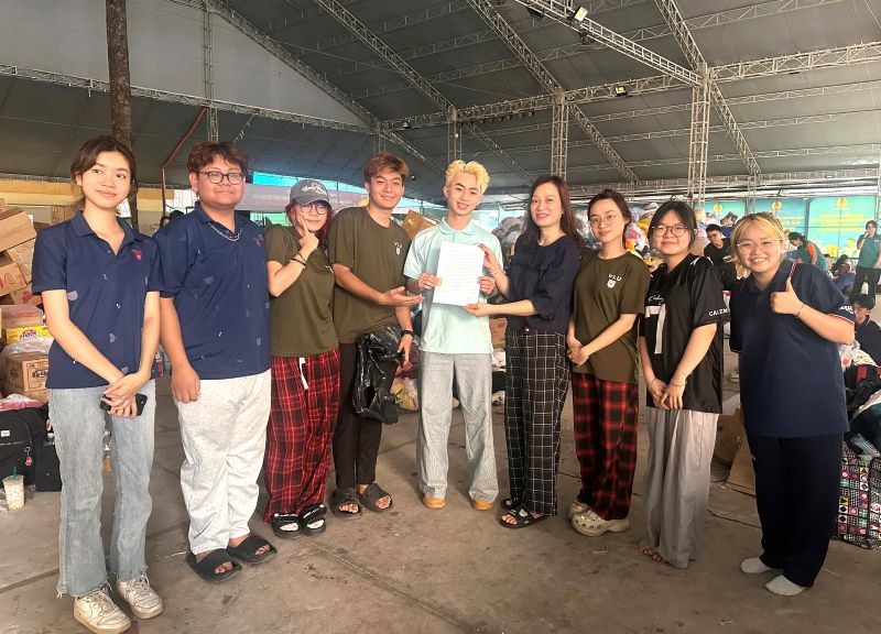 Pham Nguyen Anh Khoa (segundo año de izquierda a derecha) y estudiantes de la Universidad Van Lang entregan el trozo de oro recogido a los funcionarios sindicales de la ciudad de Ho Chi Minh. Foto: Duc Long