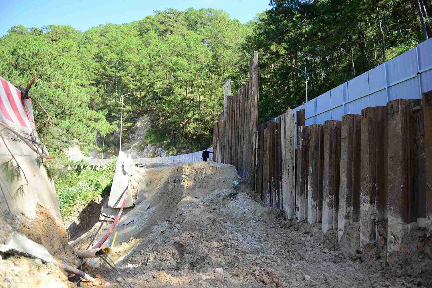 Don vi thi cong cat, cuoc bo lop be tong nhua o lan duong ngoai cung tai vi tri xuat hien sut lun de dong ep coc thep (coc cu larsen). Anh: Phuc Khanh