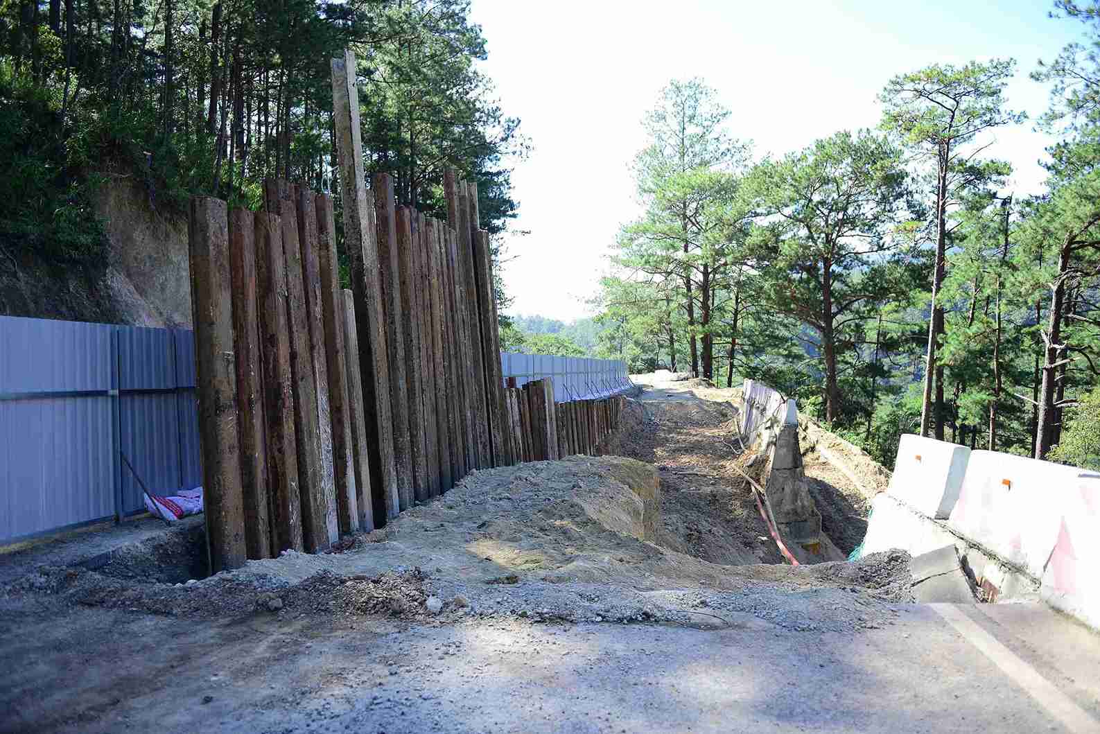 Cong tac khac phuc sat lo tren deo Prenn duoc trien khai dam bao cac quy dinh nham noi lai mach giao thong huyet mach tren Quoc lo 20 vao Da Lat. Anh: Phuc Khanh