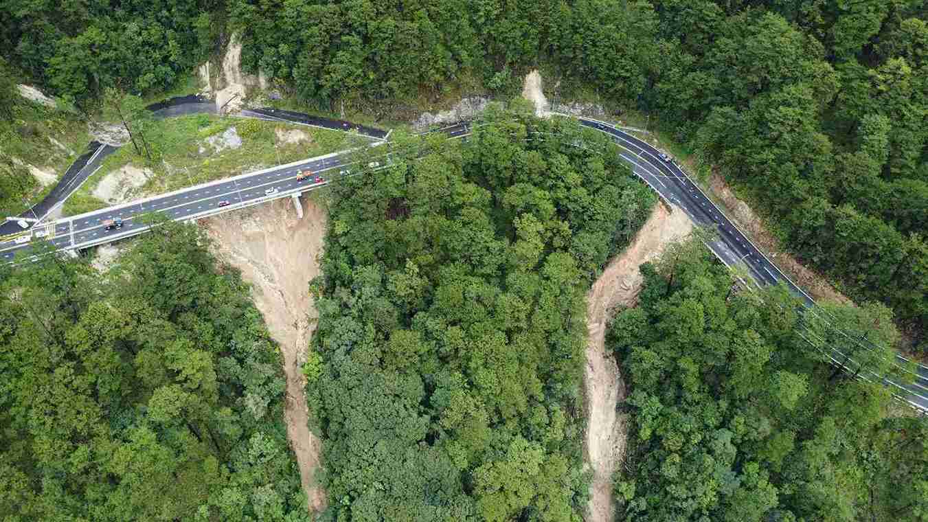 Cuoi nam 2024, du an mo rong, nang cap deo Prenn hoan thanh, duoc dua vao su dung. Tuy nhien, den ngay 17/11, sau nhieu ngay mua lon, mot doan duong gan cau Datanla bi sat lo, giao thong qua khu vuc te liet nhieu ngay. Anh: Phuc Khanh