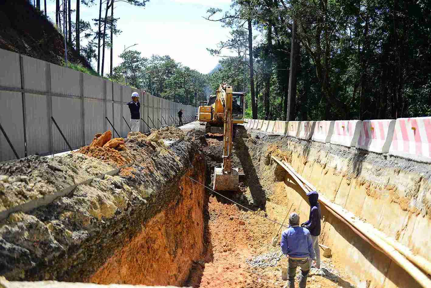 Theo co quan chuc nang, diem sat truot thuoc Km224+600 - Km224+700. Tai day, phan ke taluy am voi ket cau be tong cot thep bi sat lo, troi xuong vuc sau hang chuc met, mat duong ran nut, hu hong nghiem trong. Anh: Phuc Khanh