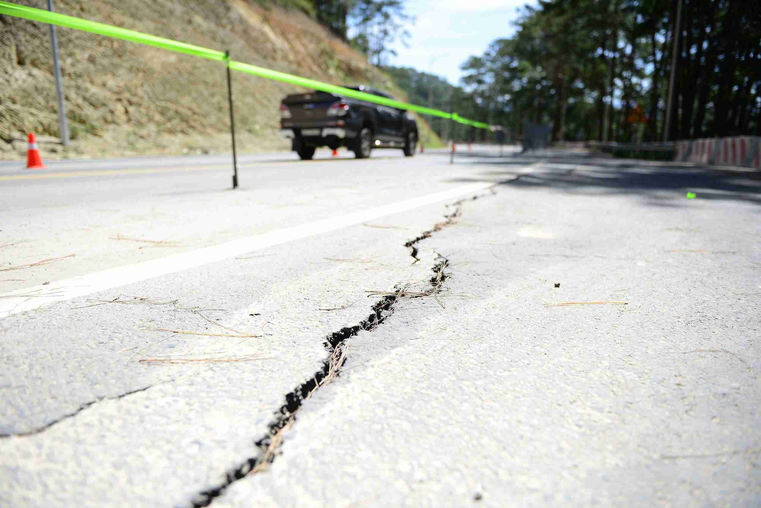 Mot vet ran nut dai gan 10m chay doc lan ngoai cung duong deo Prenn (huong di Da Lat - TPHCM). Tai vi tri nay, co quan chuc nang cang day phong toa hien truong, dam bao an toan cho nguoi tham gia giao thong. Anh: Phuc Khanh