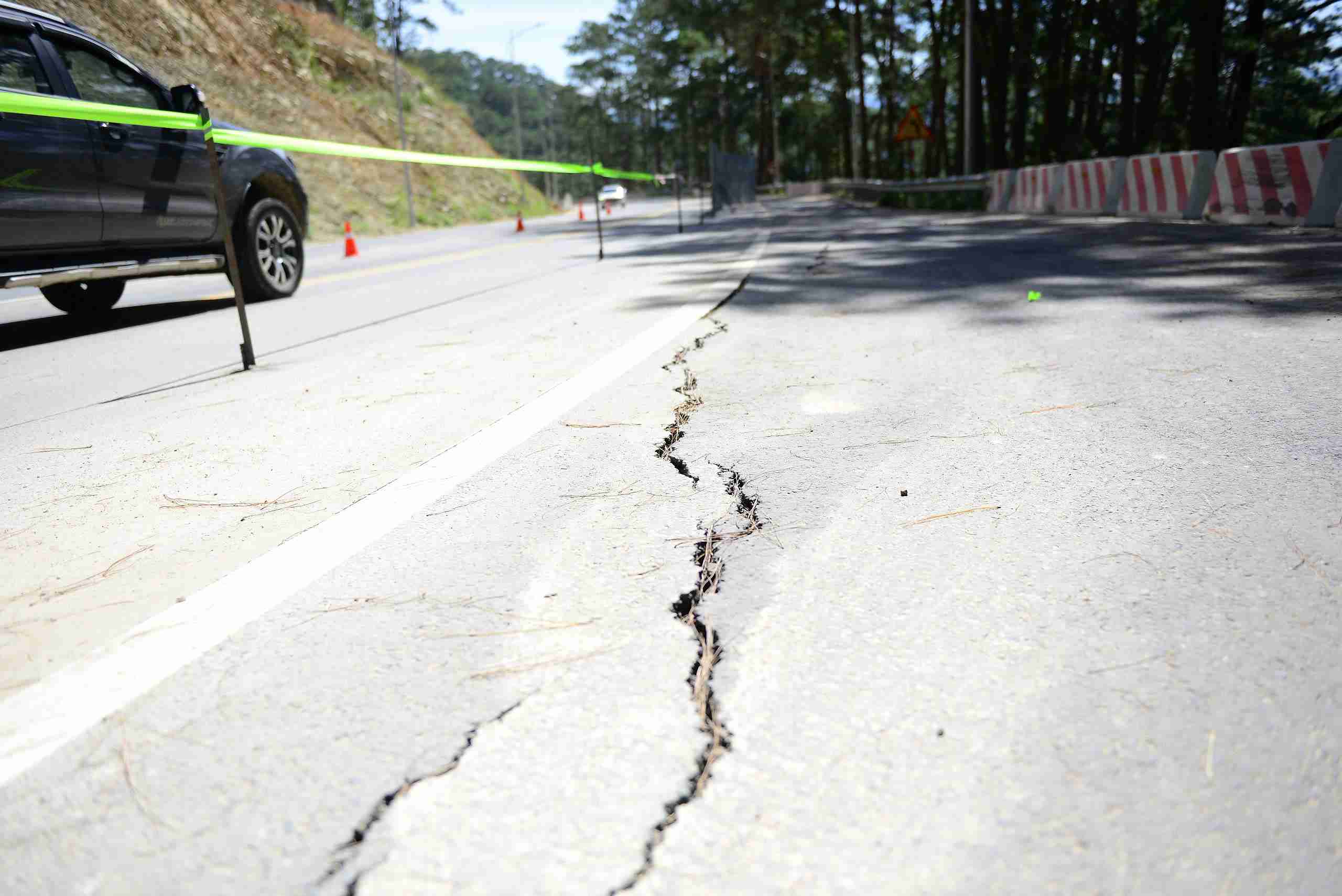 高速道路20号線のダラットへの玄関口であるプレン峠では、路面の中央にさらに危険な亀裂が現れています。写真: フック・カーン