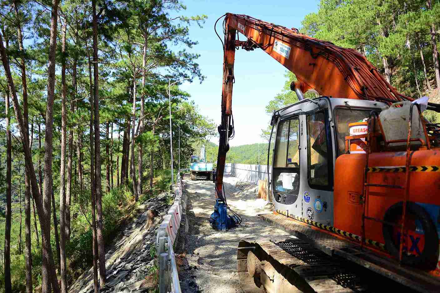 Deo Prenn da luu thong tro lai sau thoi gian te liet, cong tac gia co, khac phuc sat lo tren deo Prenn dang duoc don vi thi cong tap trung thuc hien dam bao an toan. Anh: Phuc Khanh