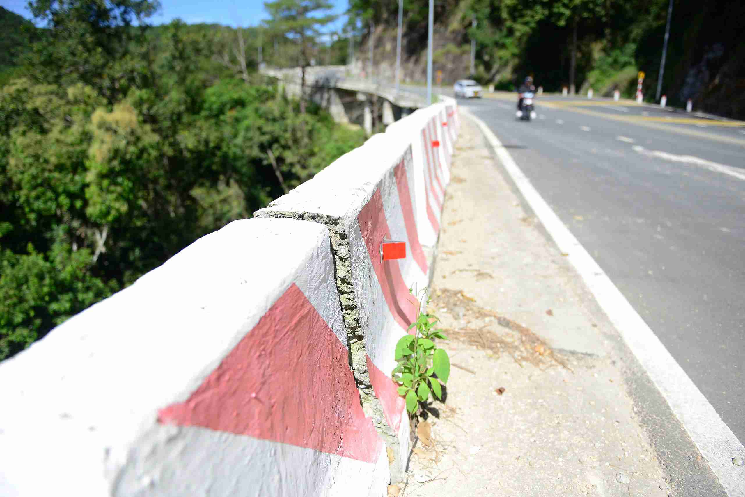 Hang muc cong trinh be tong o phan taluy am duong deo Prenn bi be gay, co dau hieu dich chuyen khoi vi tri ban dau. Anh: Phuc Khanh