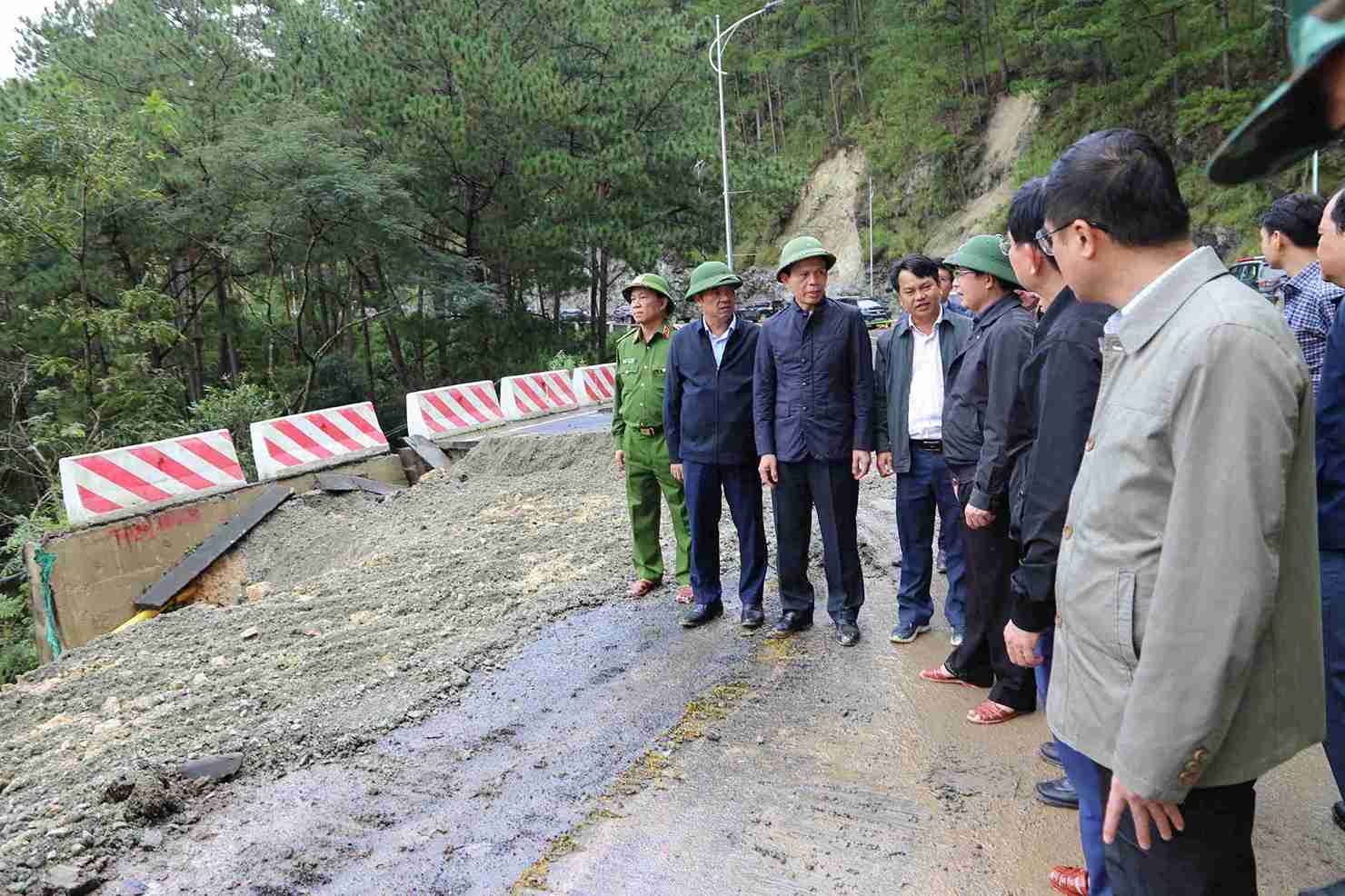 Pho Thu tuong Ho Quoc Dung kiem tra, chi dao khac phuc hau qua sat lo tren deo Prenn. Anh: Phuc Khanh