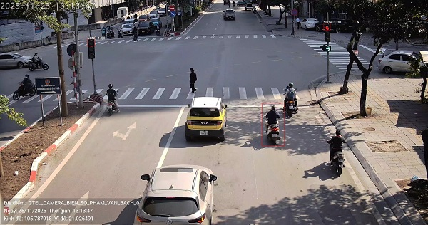 El propietario de un coche es multado en Hanoi. Foto: Departamento de Policia de Trafico