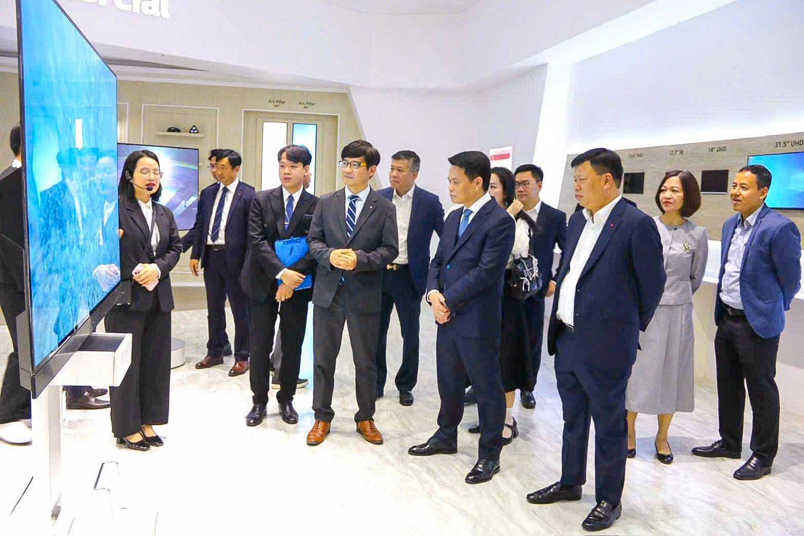 市人民委員会委員長がLGグループの製品展示エリアを訪問。写真:ハイフォンTTDT